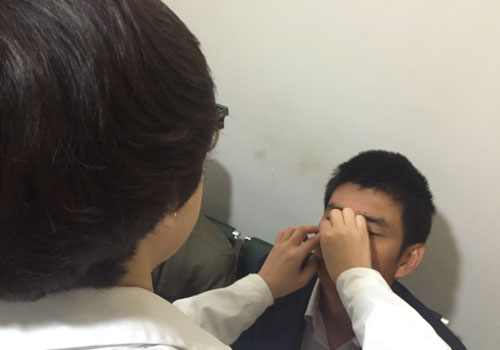 角膜移植手術(shù)，讓他終于能好好見證女兒成長