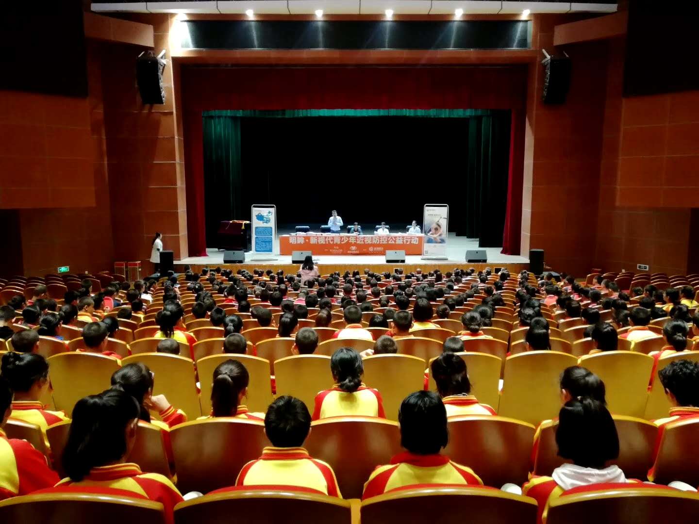 明眸新視代公益活動走進(jìn)烏市第58中學(xué)，為貧困學(xué)生贈送眼鏡