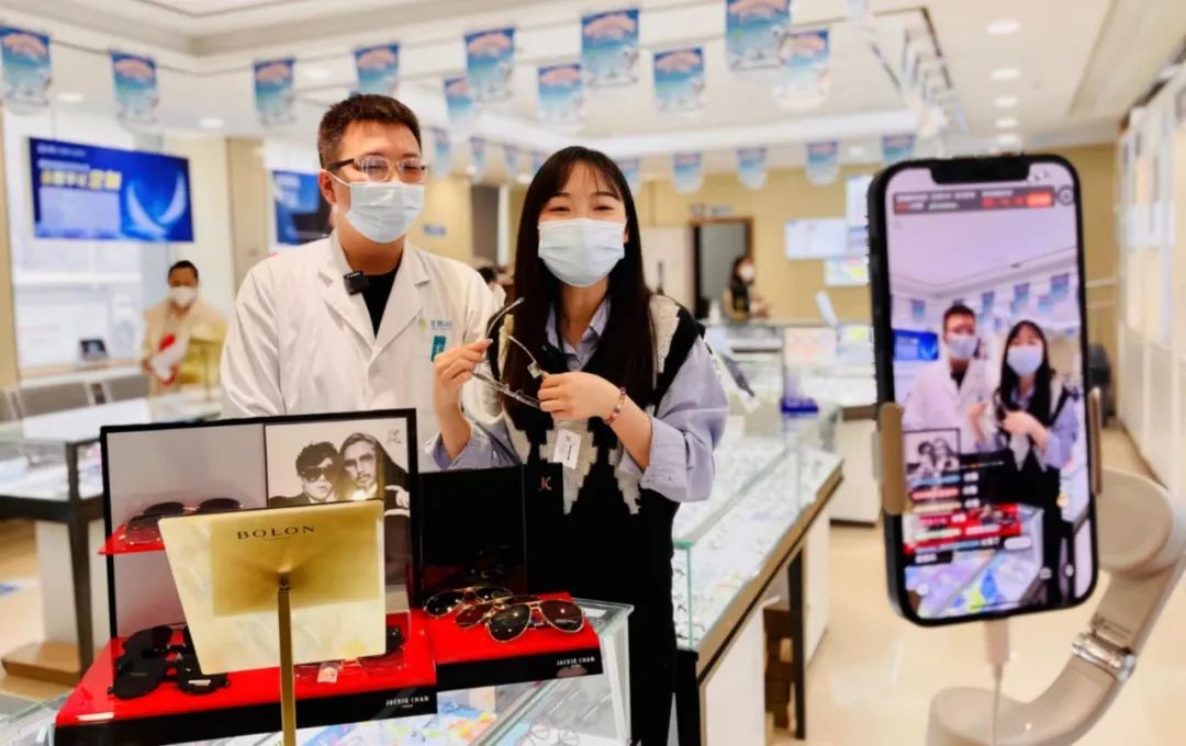 愛眼知識講座、眼部體檢，關(guān)愛女性眼健康